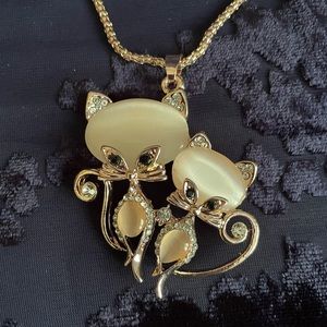 Cat necklace in rose gold look surrounded by pave